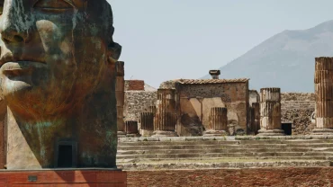 How can I combine a visit to Pompeii with a trip to Positano?